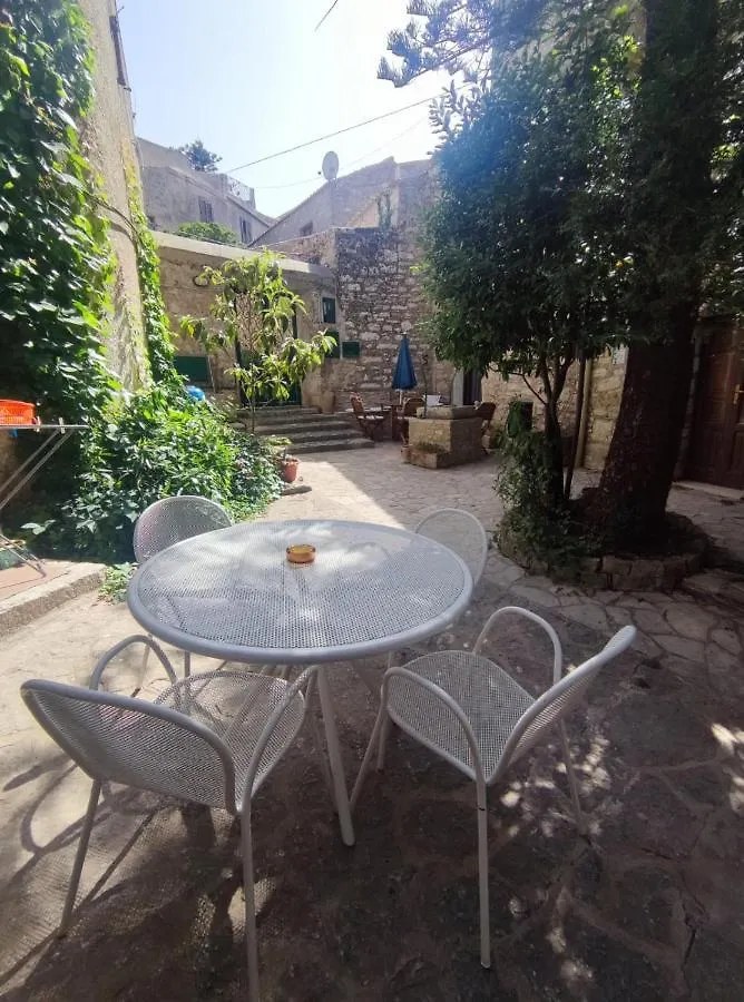 Appartamento Cortile Via Sales 11 Erice