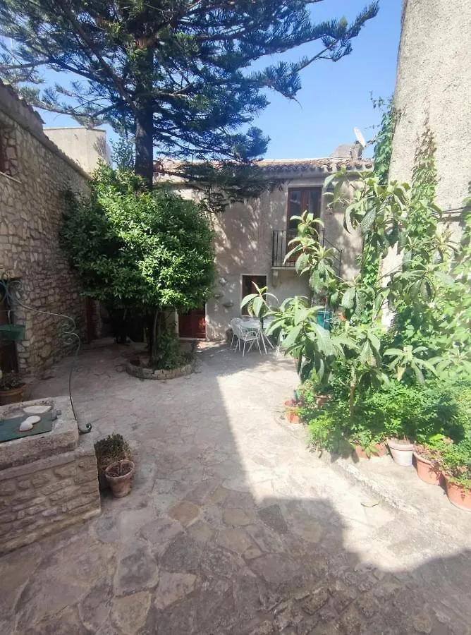 Cortile Via Sales 11 Apartment Erice