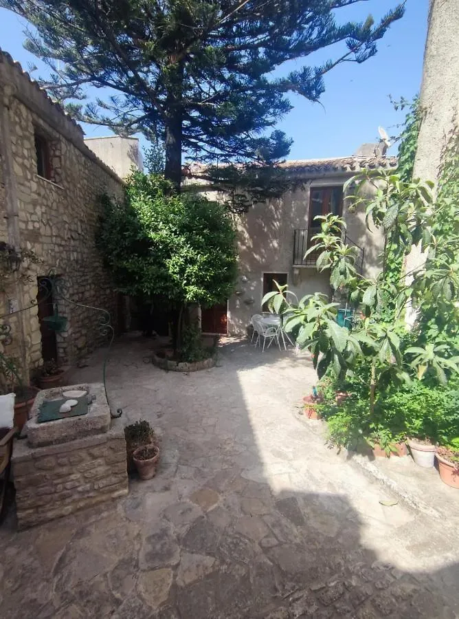 Appartamento Cortile Via Sales 11 Erice 0*,  Italia